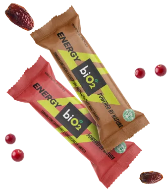 Duas barras energéticas biO2 Energy de Tâmara: Sabor Cacau com Cobertura Meio Amargo e Tâmara com Cranberry e Cobertura de Hibisco