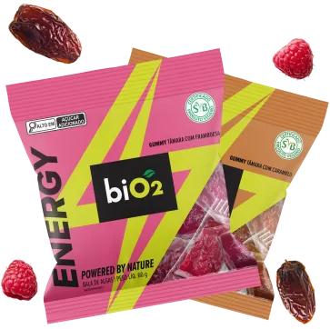 Duas embalagens da bala energética biO2 Energy Gummy: Balas de Tâmara com Framboesa e Balas de Tâmara com Caramelo.