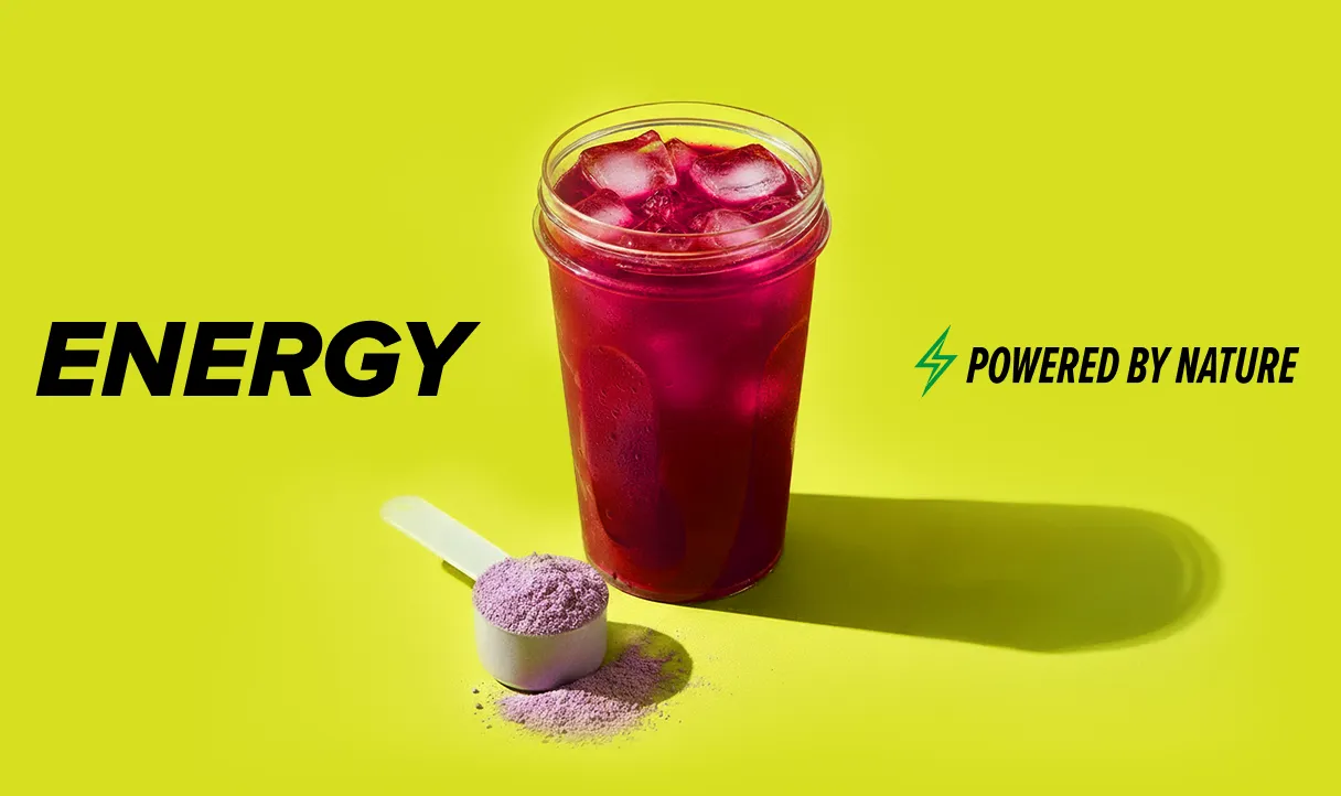 Copo com biO2 Energy com gelo e um scoop ao lado e escrito Energy powered by nature