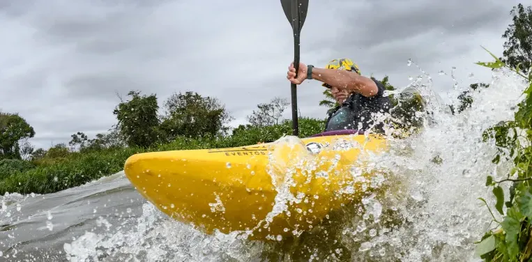 Pedro Oliva descendo rio de caiaque biO2