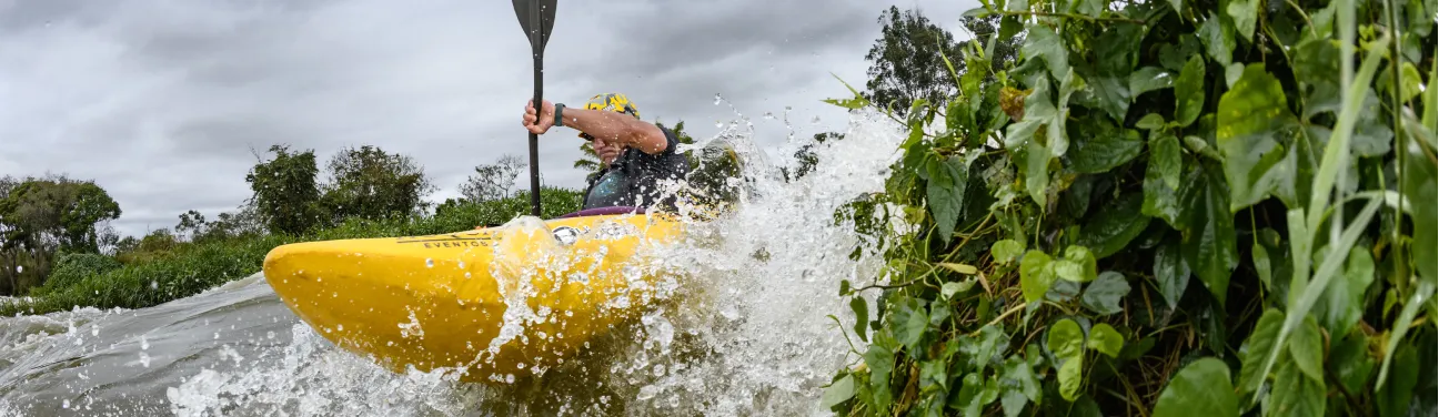 Pedro Oliva descendo rio de caiaque biO2