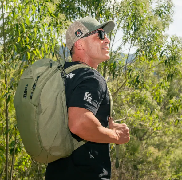 Pedro Oliva fazendo trilha na floresta biO2