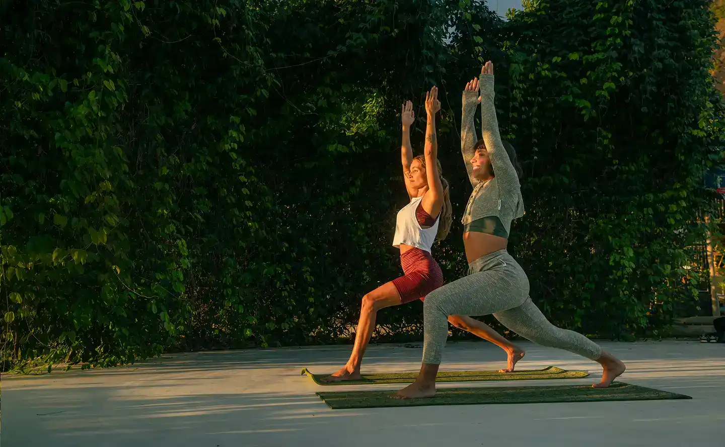Meninas fazendo yoga em geodésica biO2