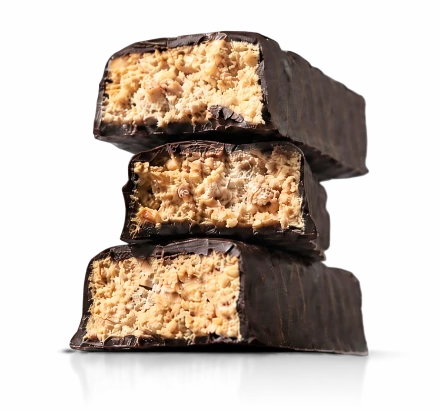 Três barras biO2 Protein Crunchy empilhadas, com cobertura de chocolate meio amargo e recheio crocante