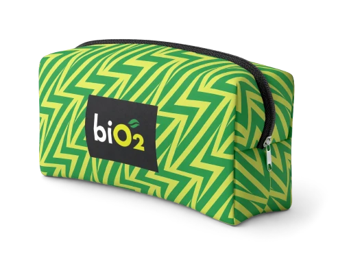 Necessaire biO2 verde com estampa de raios amarelos e logo biO2 na lateral