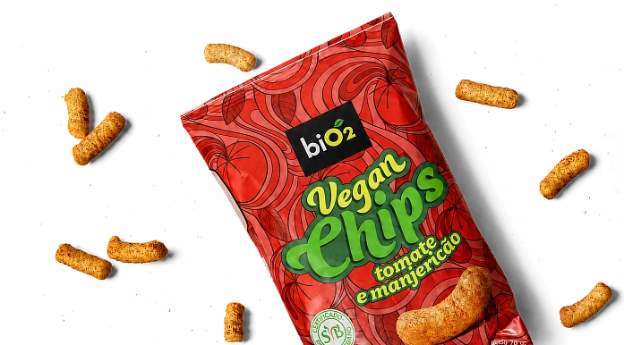 Pacote de biO2 Vegan Chips sabor tomate e manjericão com salgadinhos espalhados ao redor