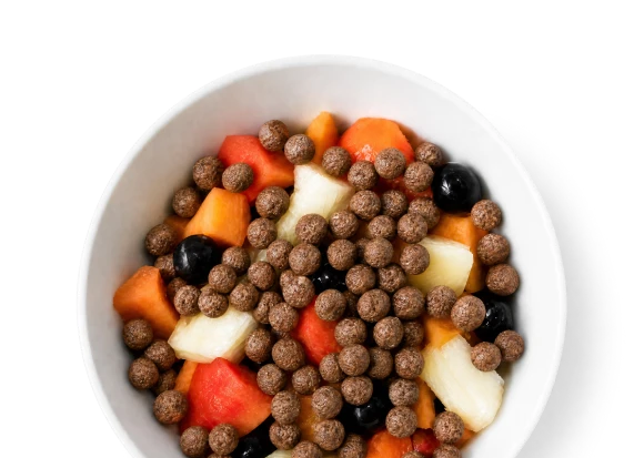 Bowl branco com cereal matinal biO2 de chocolate e pedaços de frutas frescas
