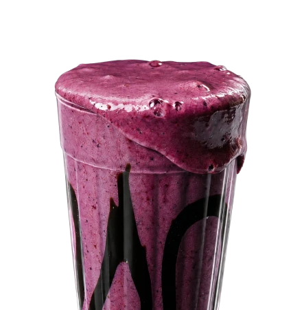 Copo alto com shake roxo de frutas vermelhas preparado com biO2 Protein