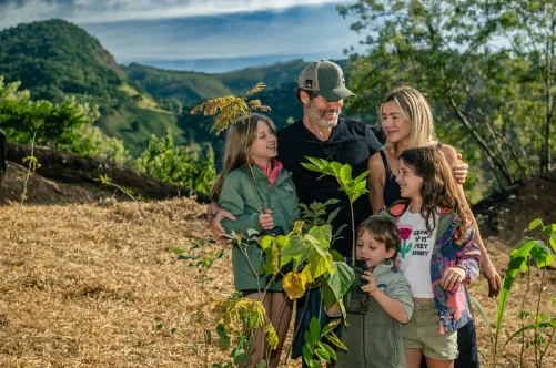 Família fazendo plantio de mudas na floresta biO2