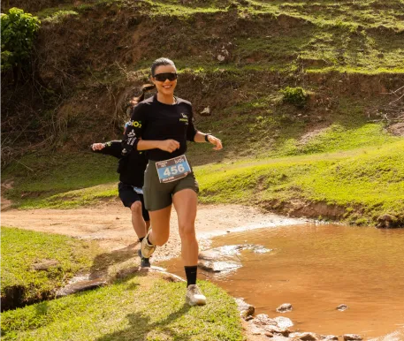 Mulher correndo na Corrida biO2 de Piranguçu