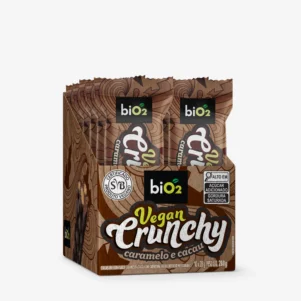 Barra de cereais crocantes biO2 Vegan Crunchy, vegana e sem glúten, sabor caramelo e cacau com cobertura de chocolate meio amargo, caixa com 10 unidades de 28 gramas cada