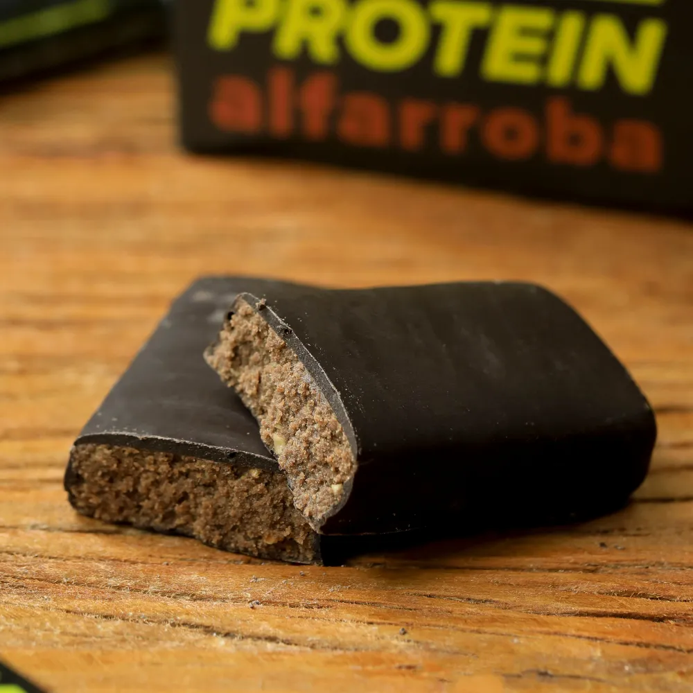 Barra de Proteína biO2, cortada ao meio, vegana, sem glúten, sabor alfarroba, 45 gramas.
