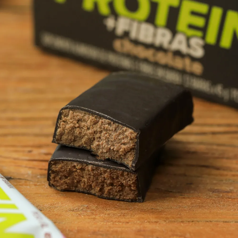 Barra de Proteína com fibras biO2, cortada ao meio, vegana, sem glúten, sabor chocolate, 45 gramas.
