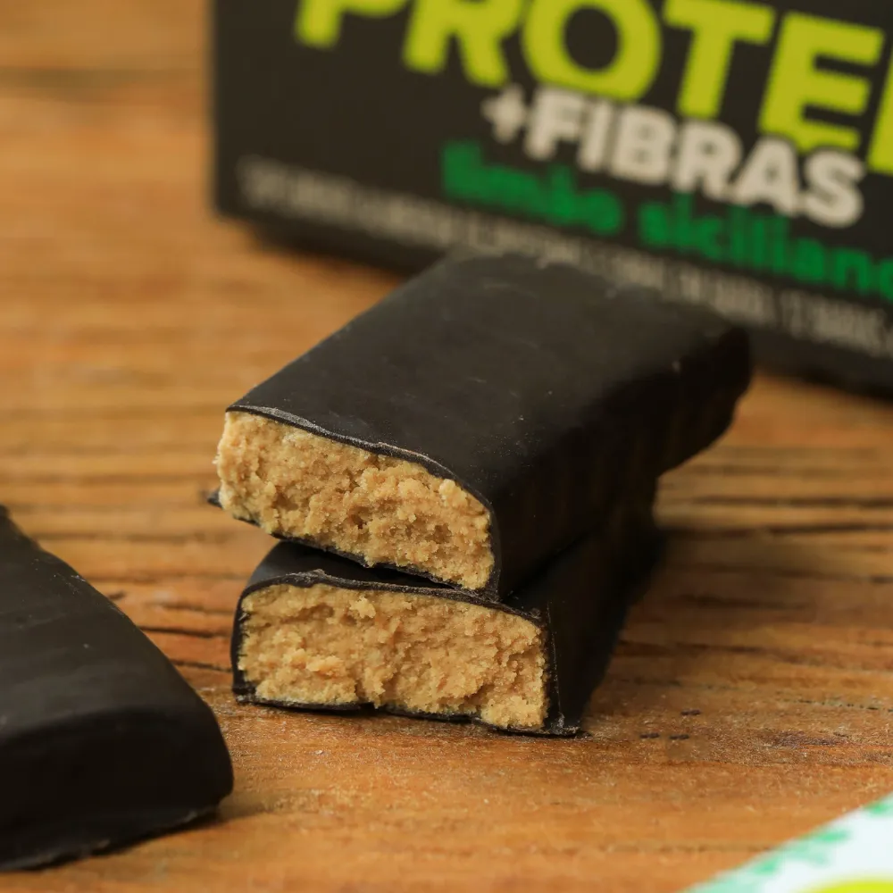 Barra de Proteína com fibras biO2, cortada ao meio, vegana, sem glúten, sabor limão siciliano, 45 gramas.