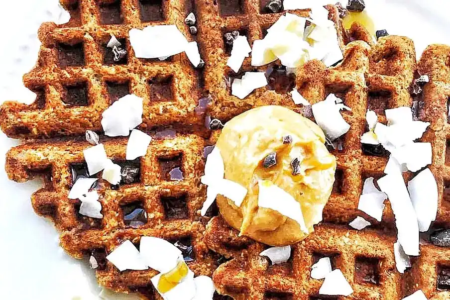 Waffle vegano com calda e banana em cima