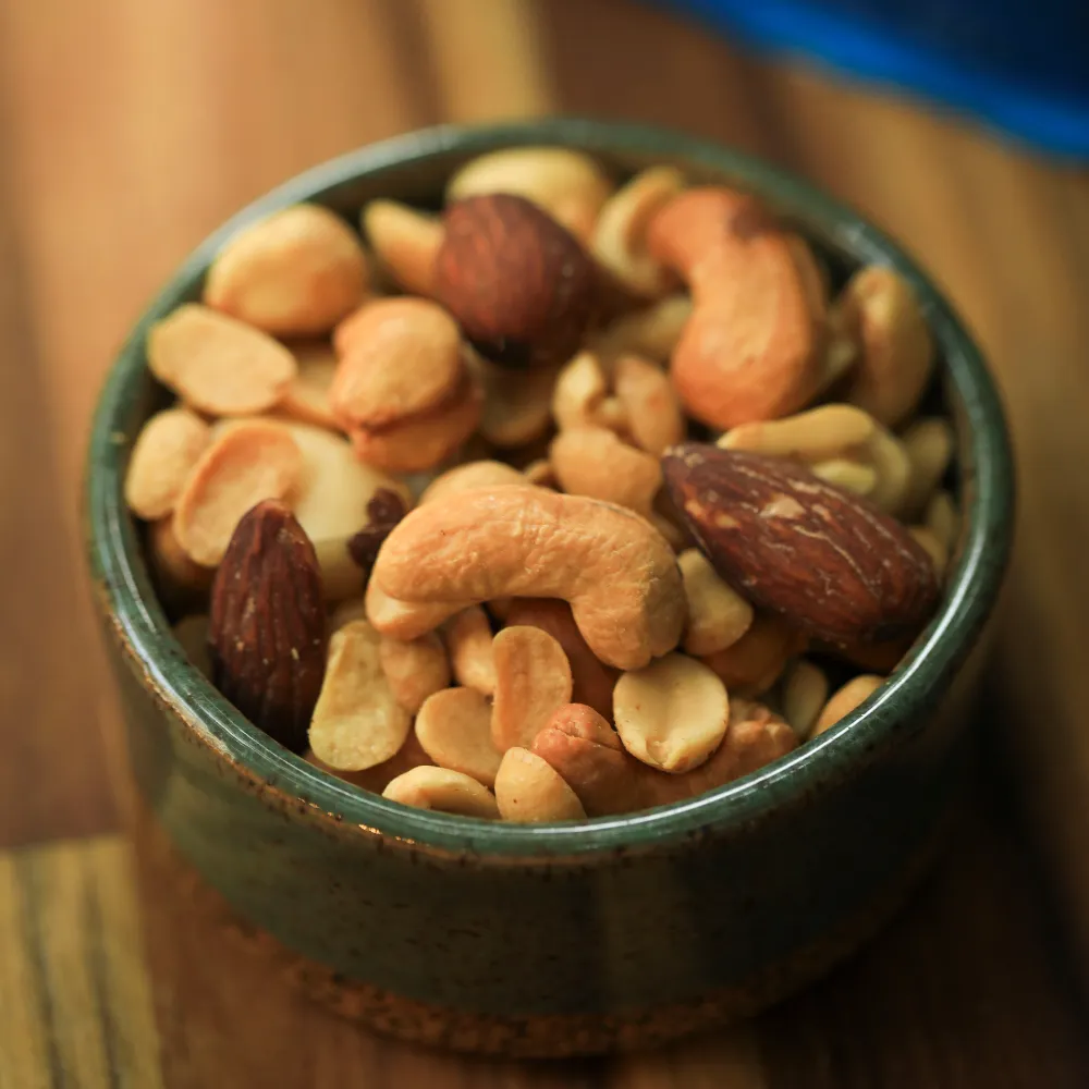 Mix de castanhas biO2, vegano e sem glúten, em um pote de cerâmica