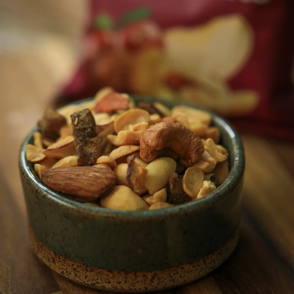 Mix de castanhas e frutas desidratadas biO2, vegano e sem glúten, em um pote de cerâmica