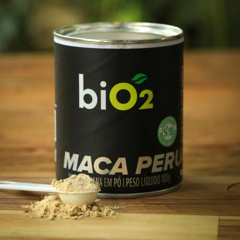 Embalagem de 100 gramas da Maca Peruana em Pó biO2, vegano e sem glúten, com colher de dosagem do pó na frente.