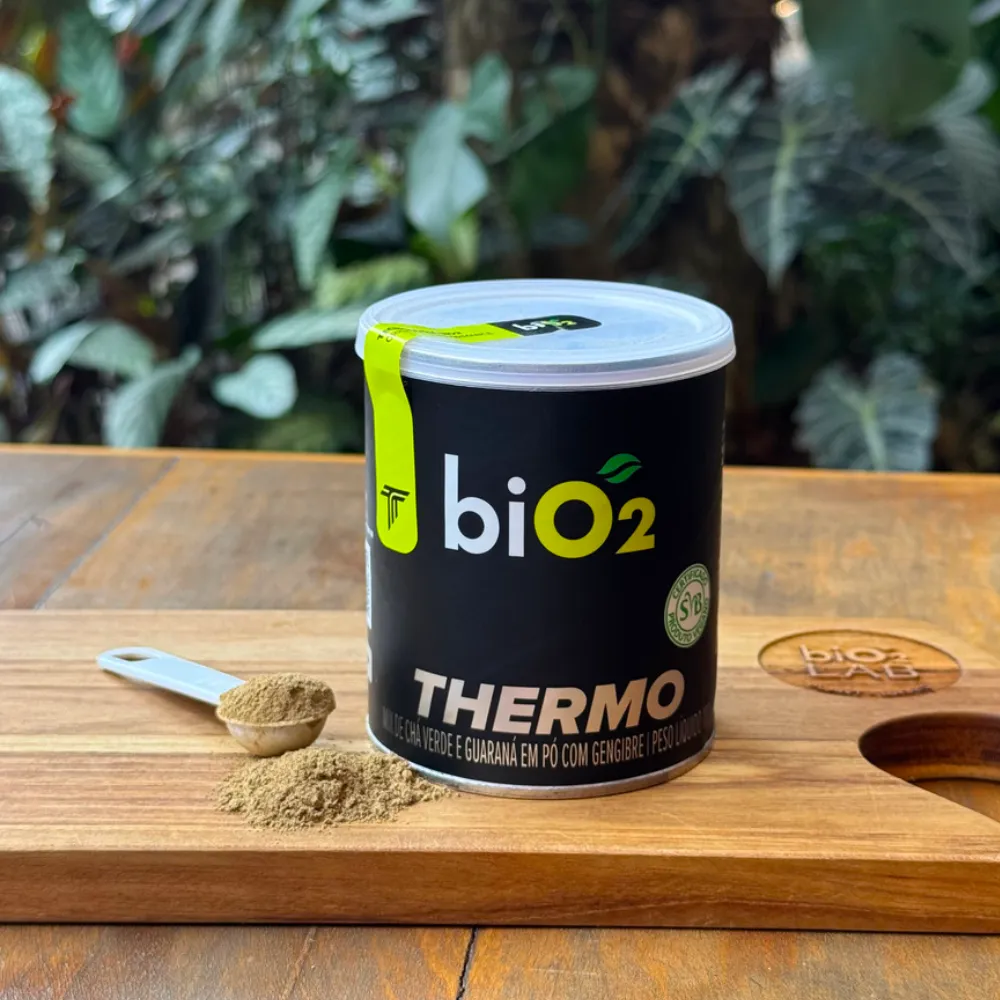 Embalagem de 100 gramas do termogênico em Pó biO2, vegano e sem glúten, com colher de dosagem do pó na frente.