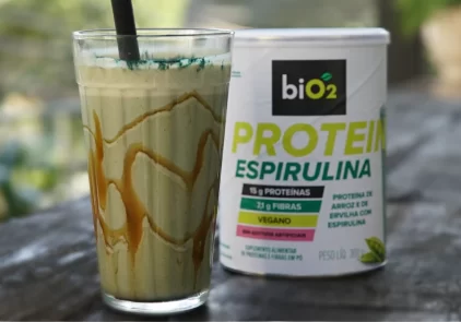 Mais leveza e saciedade para seu dia! Receita de shake proteico e fonte de fibras sabor espirulina para seu café da manhã ou como pós-treino.