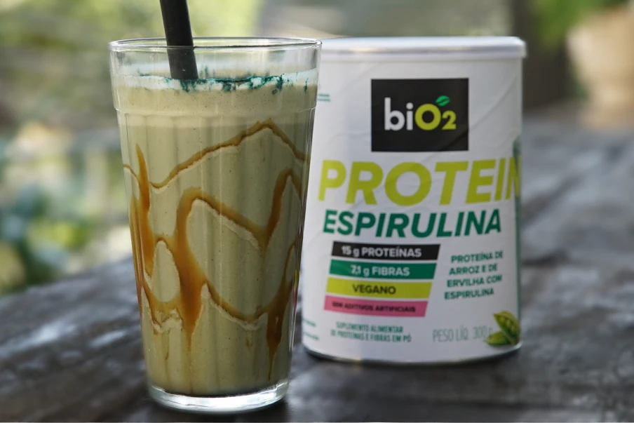 Mais leveza e saciedade para seu dia! Receita de shake proteico e fonte de fibras sabor espirulina para seu café da manhã ou como pós-treino.