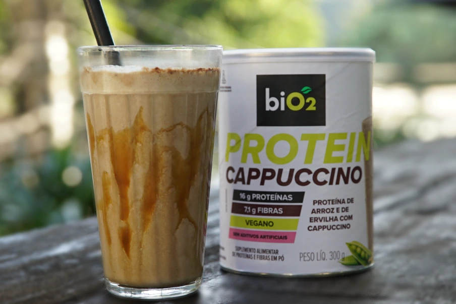 Leveza e saciedade! Receita de shake proteico e fonte de fibras sabor cappuccino para seu café da manhã, lanche da tarde ou pós-treino.