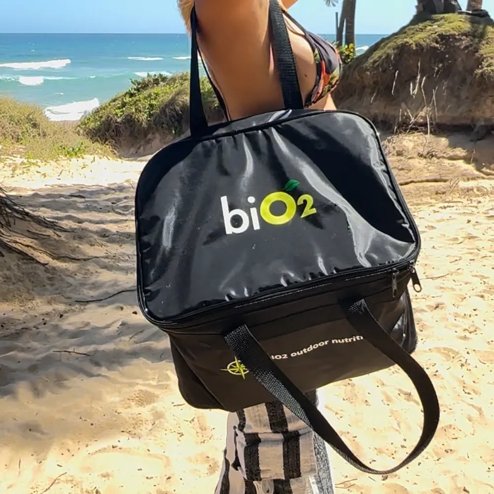 Mulher de biquini usando bolsa térmica preta da biO2
