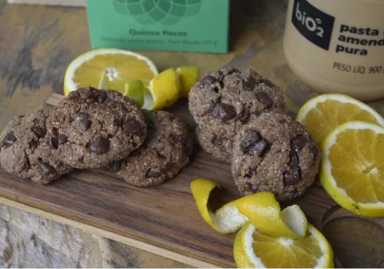 Receita de cookie funcional de laranja com chocolate vegano