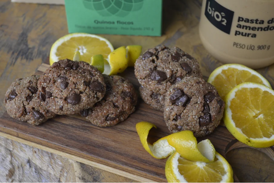 Receita de cookie funcional de laranja com chocolate vegano