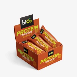 Barra Crocante de Proteína biO2 linha Protein & Performance, Vegana e Sem Glúten, sabor Caramelo, caixa com 9 unidades de 50 gramas cada.