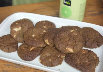 Receita de cookie de matchá com chocolate branco vegano e super fácil de fazer