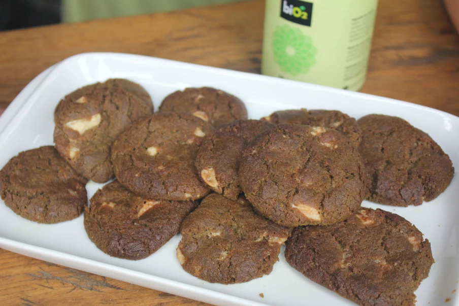 Receita de cookie de matchá com chocolate branco vegano e super fácil de fazer