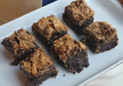 Receita de brownie molhadinho, chocolatudo e com crostinha de pasta de amendoim pura. Vegano e sem glúten