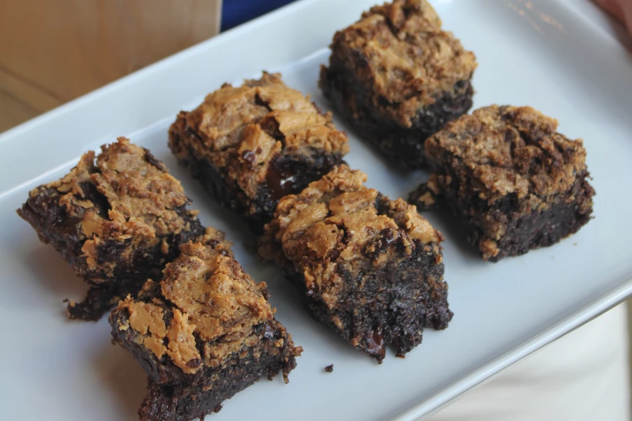 Receita de brownie molhadinho, chocolatudo e com crostinha de pasta de amendoim pura. Vegano e sem glúten