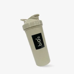 Coqueteleira biO2 para shakes de proteína e suplementos, na cor bege/cru, com design sustentável e logo da marca em destaque.