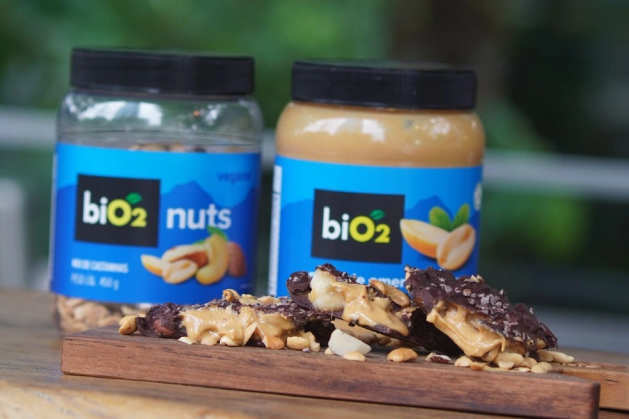 Barra de chocolate recheada com banana, pasta de amendoim e biO2 Nuts. Receita que viralizou na versão saudável e vegana!