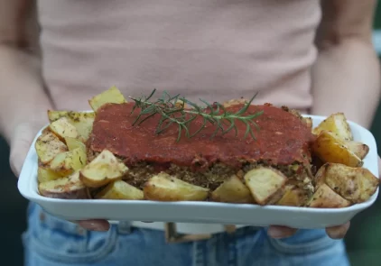 Receita de bolo de lentilha recheado com ricota de tofu e acompanhada de batatas gratinadas. Vegano, super nutritivo e saboroso.