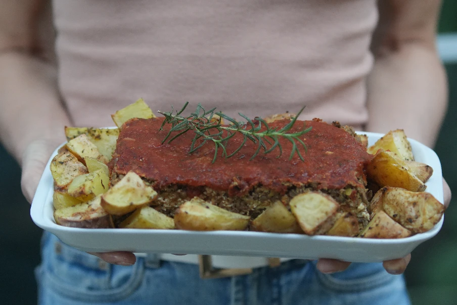 Receita de bolo de lentilha recheado com ricota de tofu e acompanhada de batatas gratinadas. Vegano, super nutritivo e saboroso.