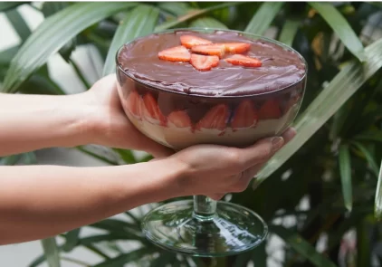 Receita de bombom de morango na taça vegano com brigadeiro branco e ganache de chocolate! Perfeito para o Natal