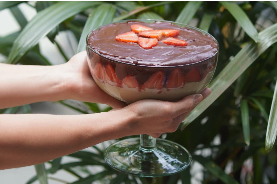 Receita de bombom de morango na taça vegano com brigadeiro branco e ganache de chocolate! Perfeito para o Natal