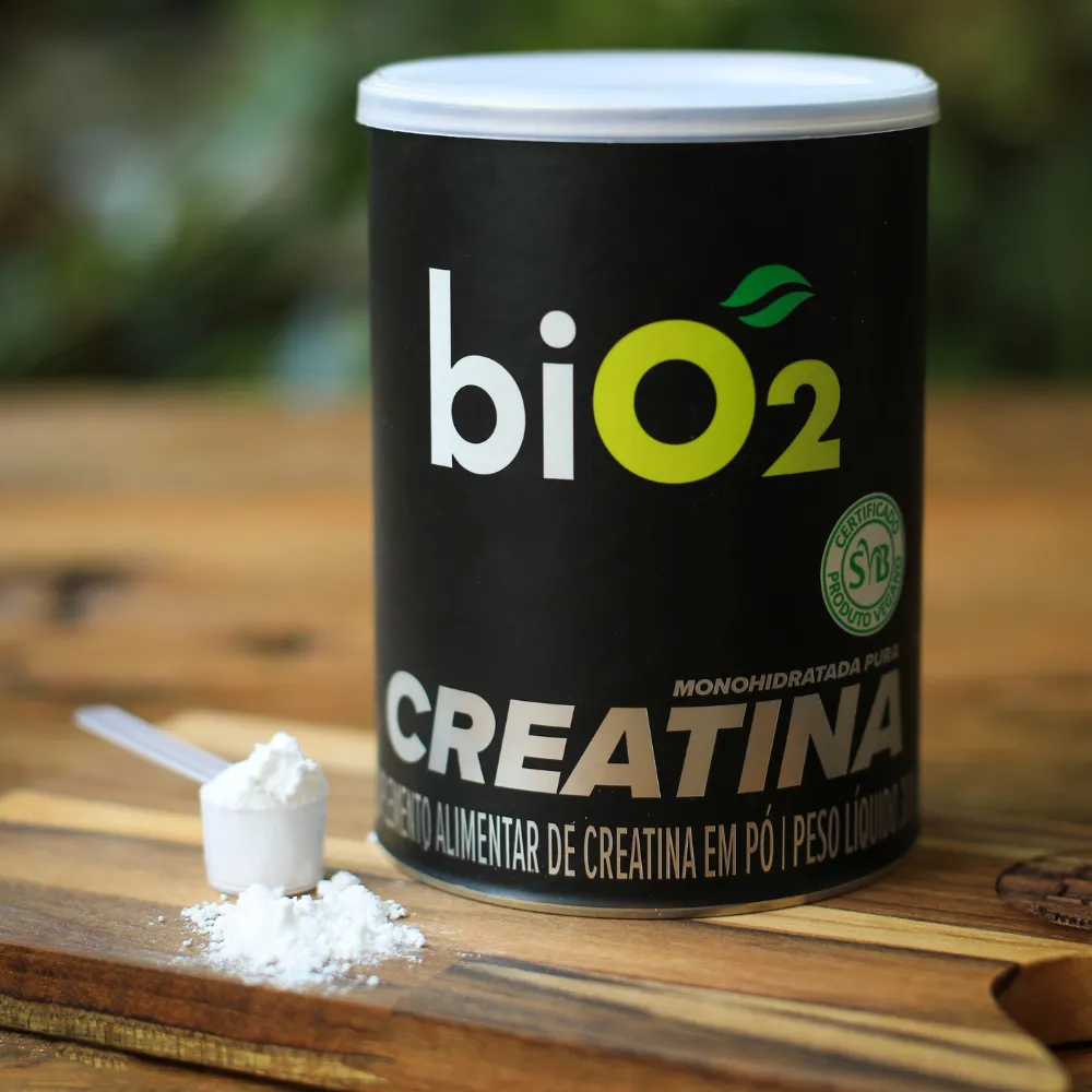 Embalagem de 300 g da creatina monohidratada pura em Pó biO2, vegana e sem glúten, com colher de dosagem do pó na frente.