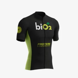Camisa de Ciclismo (Jersey) Unissex biO2 cor preta, com modelagem que se ajusta perfeitamente às curvas, escrito Protein & Performance, com detalhes em verde e logo da marca.