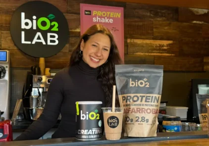 Shake funcional, proteico, rico em fibras e antioxidantes. Feito com alfarroba, que traz um sabor achocolatado natural.