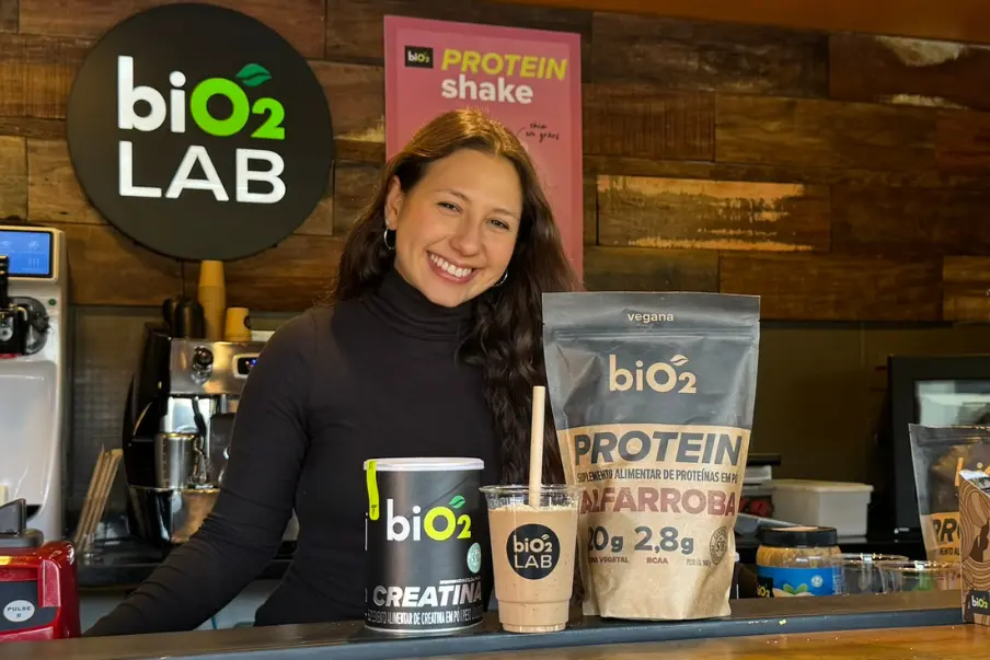 Shake funcional, proteico, rico em fibras e antioxidantes. Feito com alfarroba, que traz um sabor achocolatado natural.