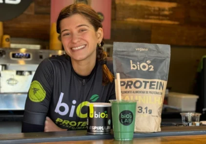 Shake proteico super antioxidante feito com abacate, espirulina e couve. Pensado especialmente para o seu pós-treino, ele ajuda na recuperação muscular e combate os radicais livres com ingredientes naturais e estratégicos.