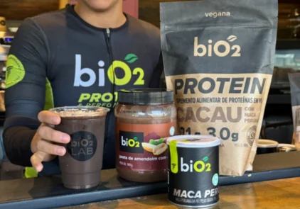 Shake de cacau e café, cremoso e completo para o pós-treino: com proteína, carboidratos, antioxidantes e cafeína