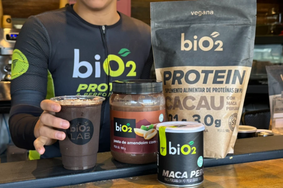 Shake de cacau e café, cremoso e completo para o pós-treino: com proteína, carboidratos, antioxidantes e cafeína