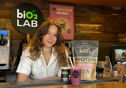 Shake proteico feito com ingredientes naturais e estratégicos, que favorecem o intestino e equilíbrio hormonal, perfeito para saúde da mulher