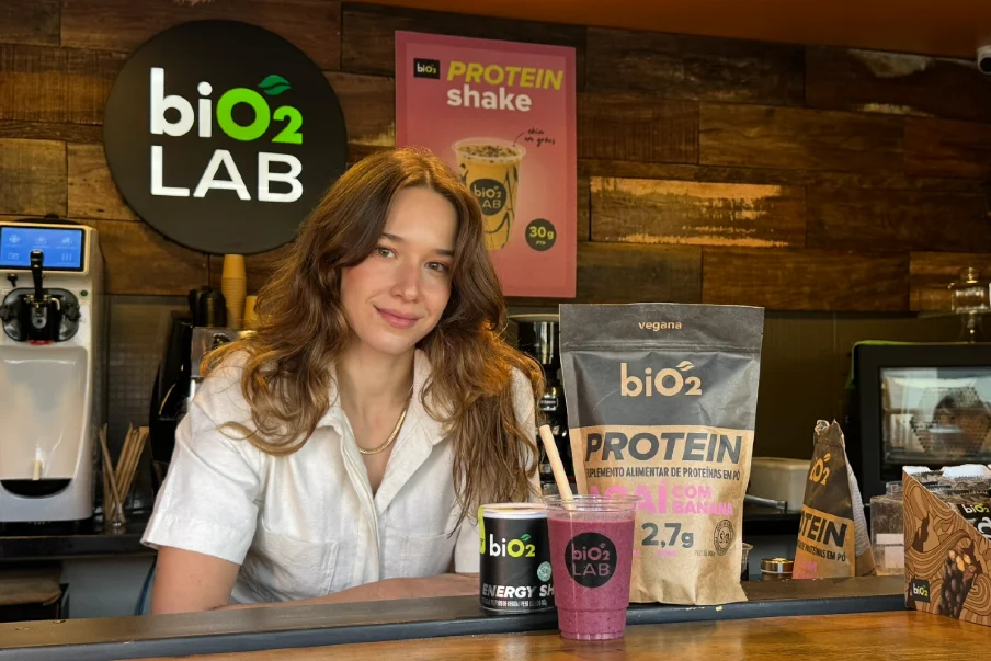 Shake proteico feito com ingredientes naturais e estratégicos, que favorecem o intestino e equilíbrio hormonal, perfeito para saúde da mulher