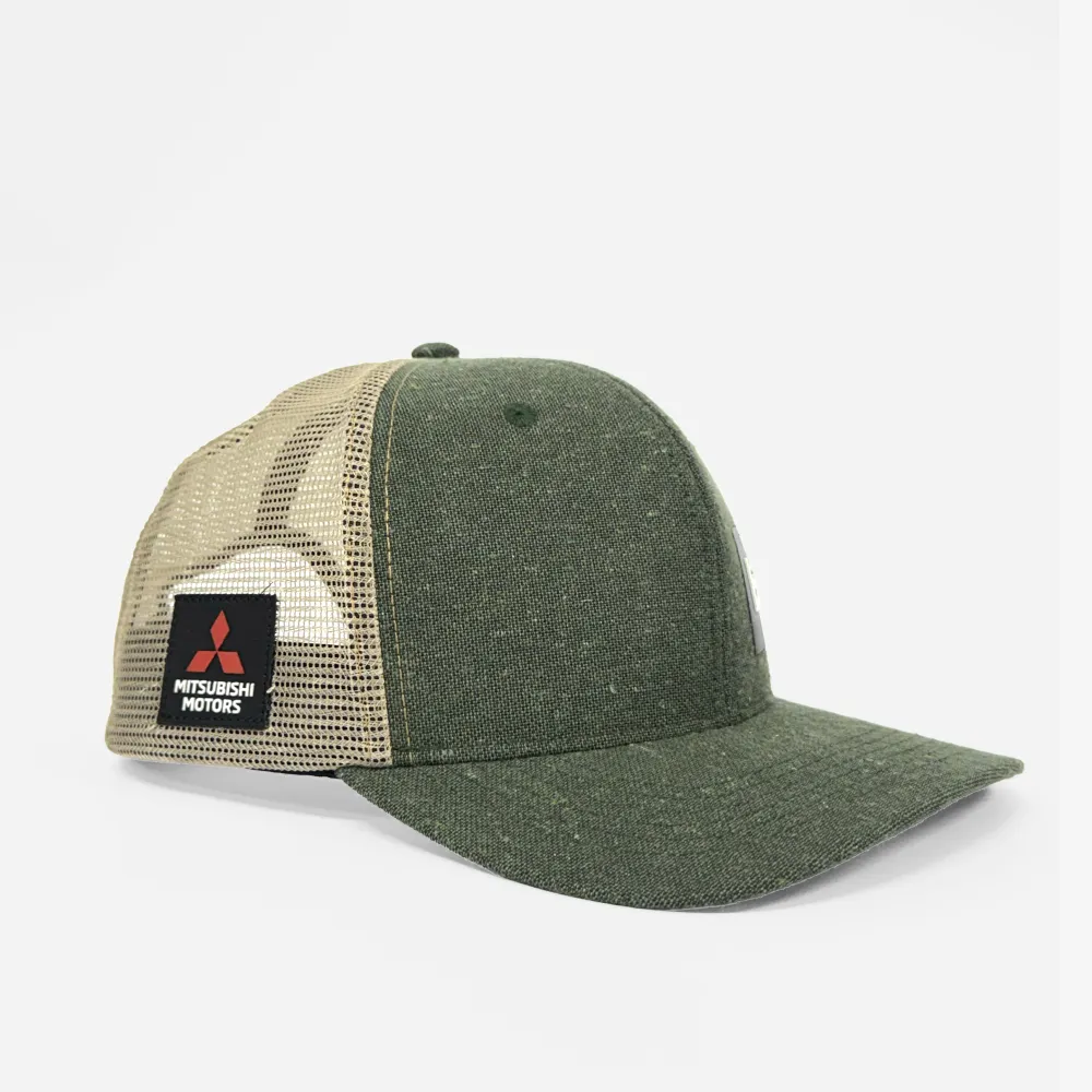 Lado do boné biO2 estilo Trucker, com tecido verde musgo e tela bege com o logo da Mitsubish Motors em quadrado preto.